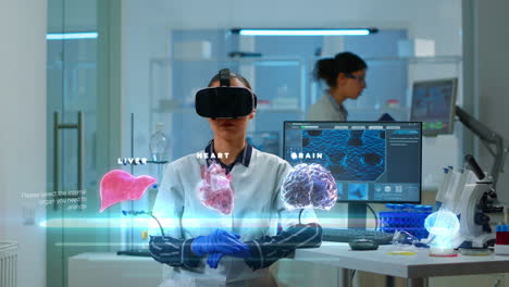 Wissenschaftlerin-Im-Labor-Mit-VR-Brille,-Die-An-Virtuellen-Hologrammen-Der-Augmented-Reality-Arbeitet